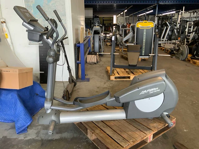 Life fitness 95x club series elliptical crosstrainer - afbeelding 2 van  6