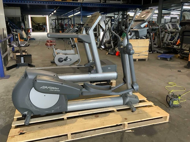 Life fitness club series elliptical crosstrainer - afbeelding 1 van  6