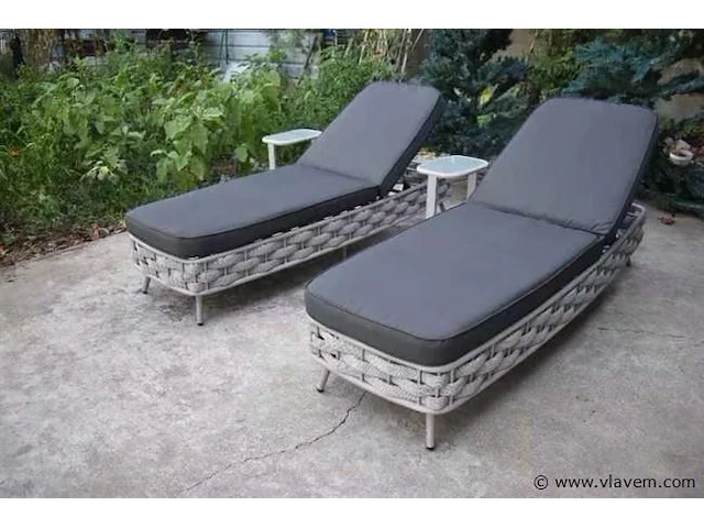 Ligbeddenset - 2 x 1 persoons ligbed met 2 bijzettafels - afbeelding 2 van  5