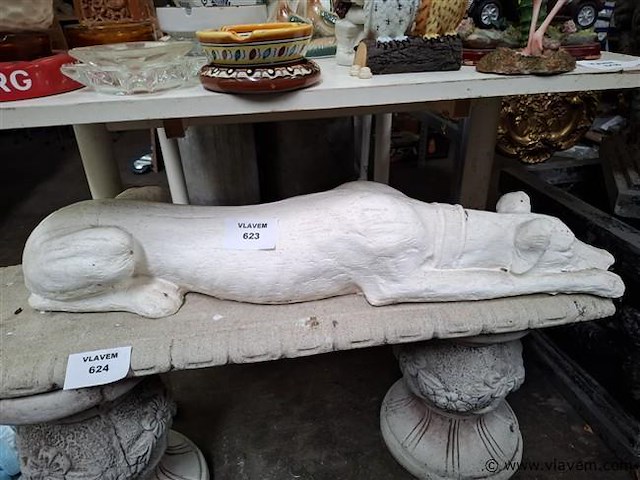 Liggende hond - afbeelding 1 van  1