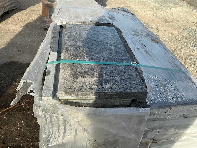 Limestone zwembadboordsteen ca 30 lm - afbeelding 1 van  4