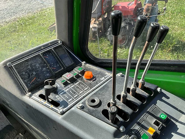 Lm trac werktuigdrager met onkruidborstel - afbeelding 5 van  28