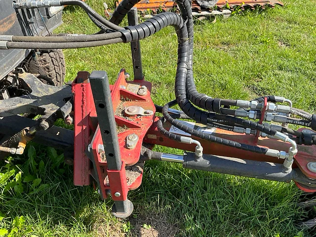 Lm trac werktuigdrager met onkruidborstel - afbeelding 17 van  28