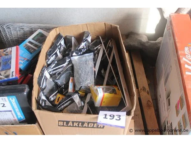 Lo tmontagemateriaal wo. spijkers, pluggen, etc - afbeelding 1 van  2