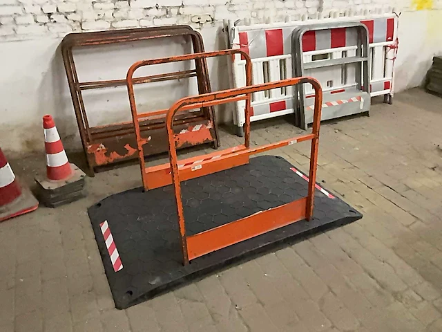 Loopplank met leuning (6x) - afbeelding 1 van  3