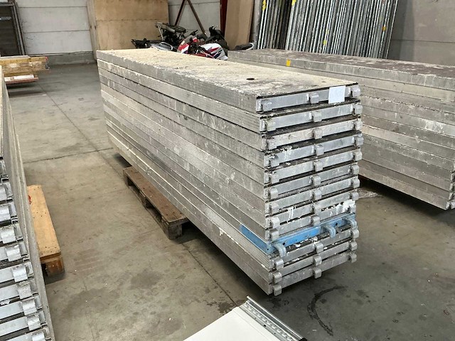 Loopplatform met luik (13x) - afbeelding 1 van  6