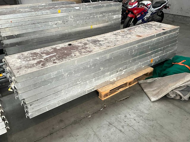Loopplatform met luik (8x) - afbeelding 1 van  7
