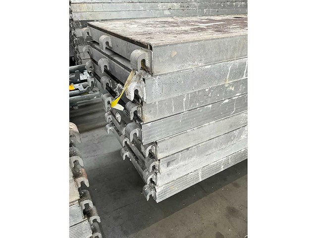 Loopplatform met luik (8x) - afbeelding 2 van  7