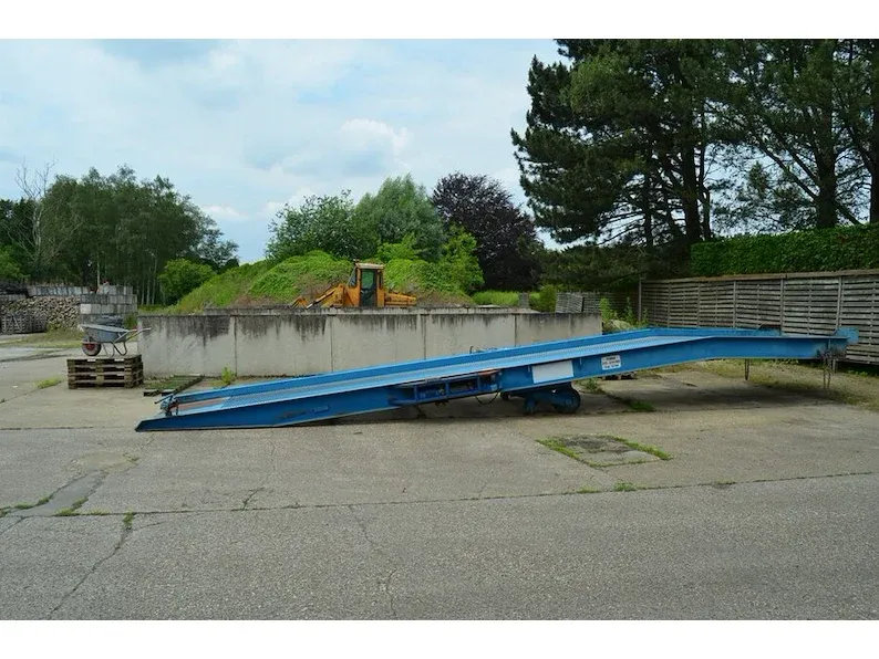 Diverse arduin, graniet en blauwe steen: brievenbussen, bloembakken, platen, zwembadboorden, palen, tuintafels, enz