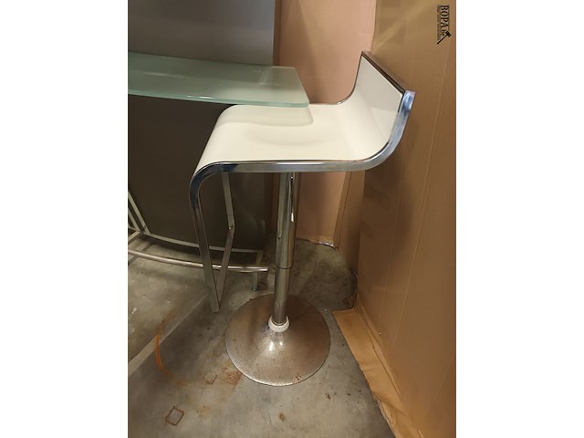 Lot 1 - barmeubel en barkrukken - afbeelding 4 van  4