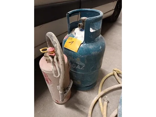 Lot 1 - brandblusser en gasfles - afbeelding 1 van  4