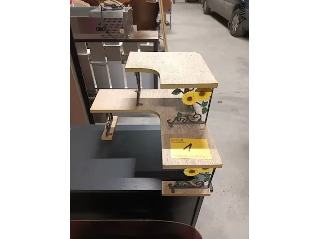Lot 1 - hoekrekje etagère - afbeelding 1 van  4