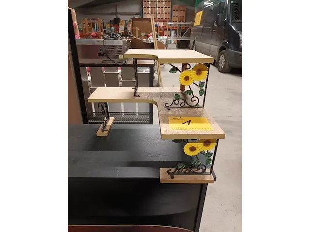 Lot 1 - hoekrekje etagère - afbeelding 2 van  4