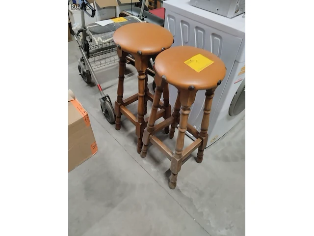 Lot 1 - houten barkrukken. 2 stuks - afbeelding 1 van  1