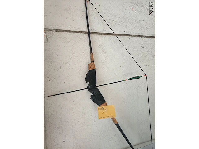 Lot 1 - houten boog met pijlen - afbeelding 1 van  4