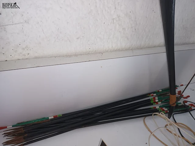 Lot 1 - houten boog met pijlen - afbeelding 2 van  4