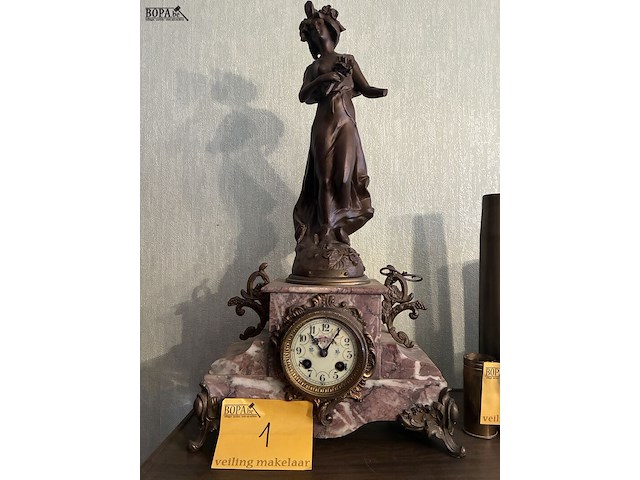 Lot 1 - klok, marmen voet met zamac beeld - afbeelding 1 van  6