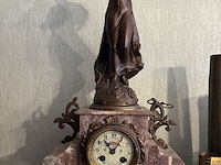 Lot 1 - klok, marmen voet met zamac beeld - afbeelding 1 van  6