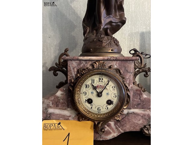 Lot 1 - klok, marmen voet met zamac beeld - afbeelding 2 van  6