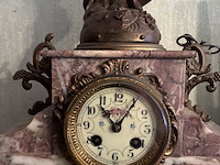 Lot 1 - klok, marmen voet met zamac beeld - afbeelding 2 van  6