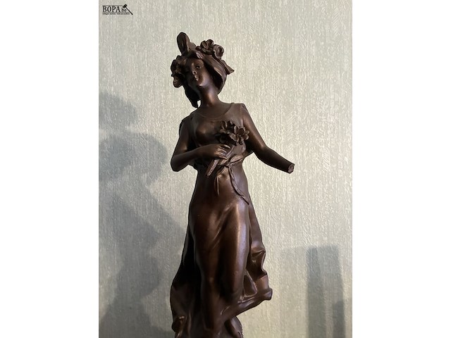 Lot 1 - klok, marmen voet met zamac beeld - afbeelding 3 van  6