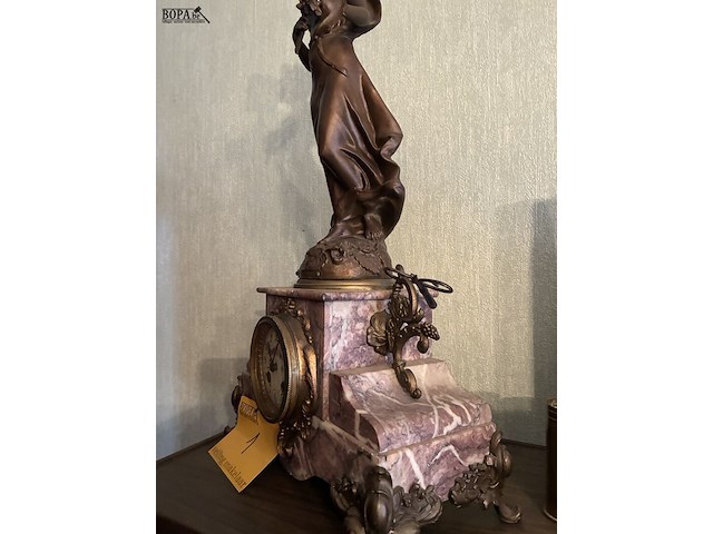 Lot 1 - klok, marmen voet met zamac beeld - afbeelding 4 van  6