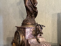 Lot 1 - klok, marmen voet met zamac beeld - afbeelding 4 van  6