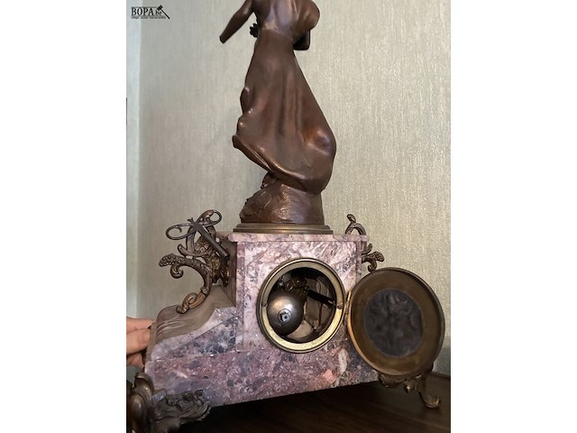 Lot 1 - klok, marmen voet met zamac beeld - afbeelding 5 van  6