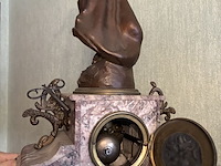 Lot 1 - klok, marmen voet met zamac beeld - afbeelding 5 van  6