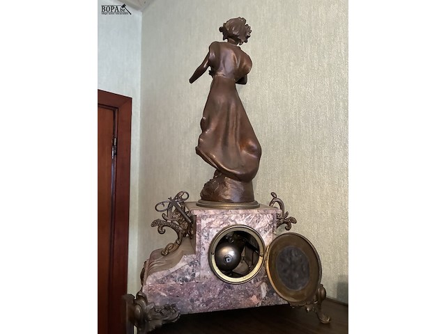 Lot 1 - klok, marmen voet met zamac beeld - afbeelding 6 van  6