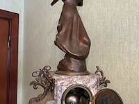 Lot 1 - klok, marmen voet met zamac beeld - afbeelding 6 van  6