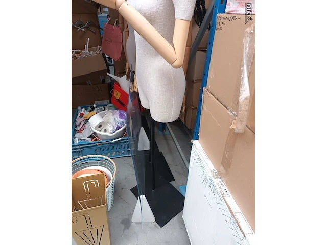 Lot 1 - mannequin pop - afbeelding 2 van  3