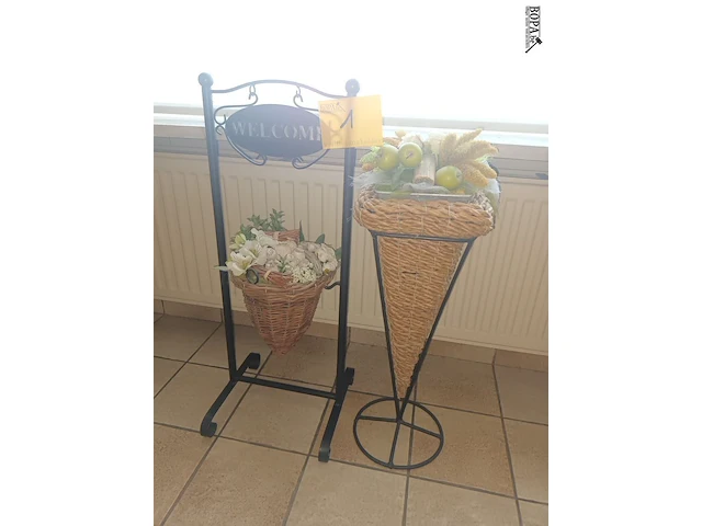 Lot 1 - metalen plantenstandaard. 2 stuks - afbeelding 1 van  3