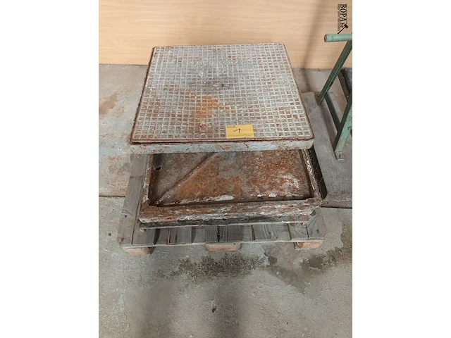 Lot 1 - metalen putdeksels. 5 stuks - afbeelding 1 van  4