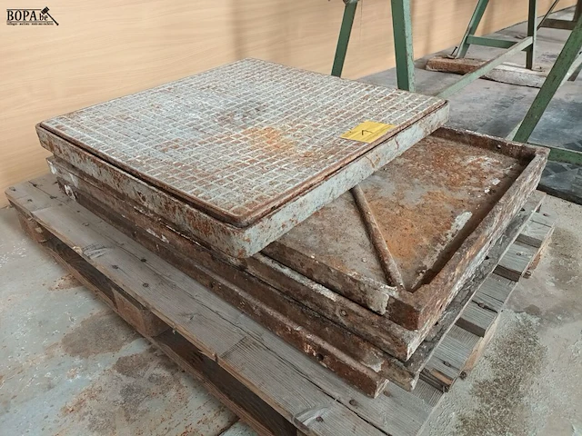 Lot 1 - metalen putdeksels. 5 stuks - afbeelding 2 van  4