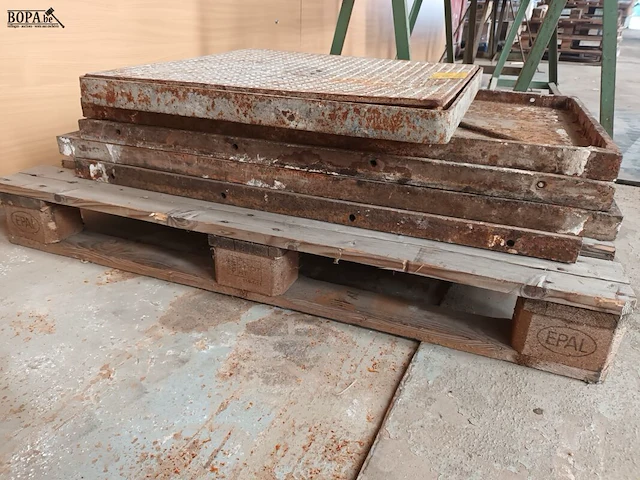 Lot 1 - metalen putdeksels. 5 stuks - afbeelding 4 van  4