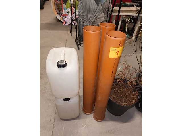 Lot 1 - pvc buizen en bidons. 5 stuks - afbeelding 1 van  3