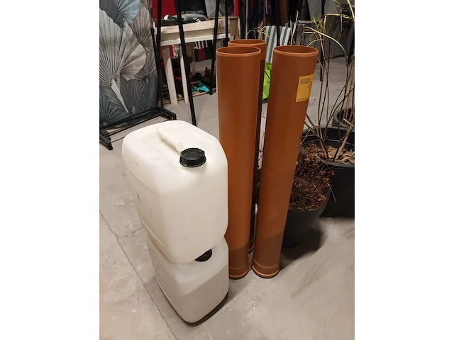 Lot 1 - pvc buizen en bidons. 5 stuks - afbeelding 2 van  3