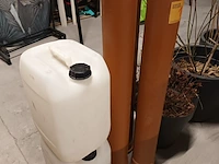 Lot 1 - pvc buizen en bidons. 5 stuks - afbeelding 2 van  3
