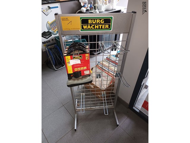 Lot 1 - rekje met motorhangsloten - afbeelding 1 van  3