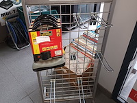 Lot 1 - rekje met motorhangsloten - afbeelding 1 van  3