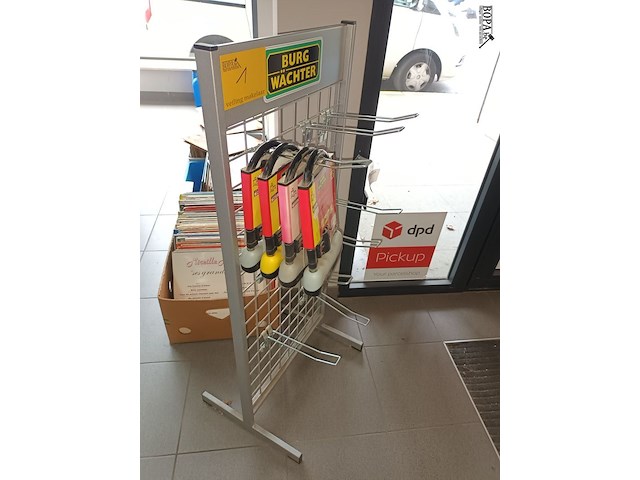 Lot 1 - rekje met motorhangsloten - afbeelding 2 van  3