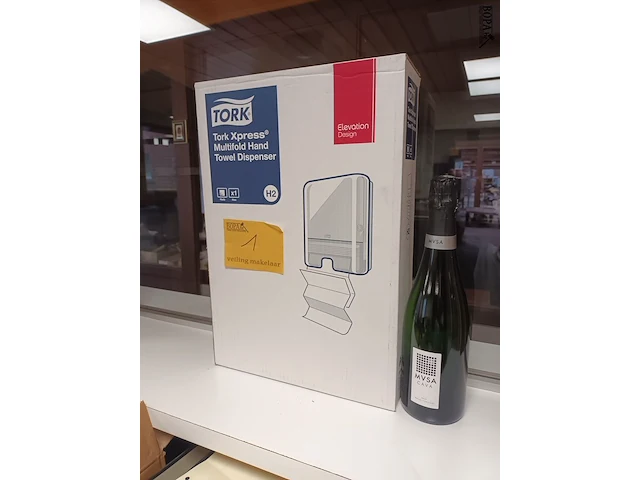 Lot 1 - towel dispenser en fles cava - afbeelding 1 van  3