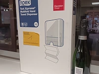 Lot 1 - towel dispenser en fles cava