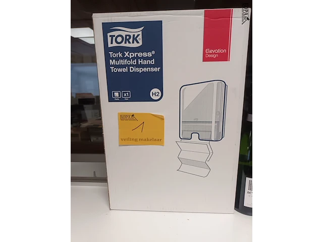 Lot 1 - towel dispenser en fles cava - afbeelding 2 van  3