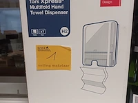 Lot 1 - towel dispenser en fles cava - afbeelding 2 van  3