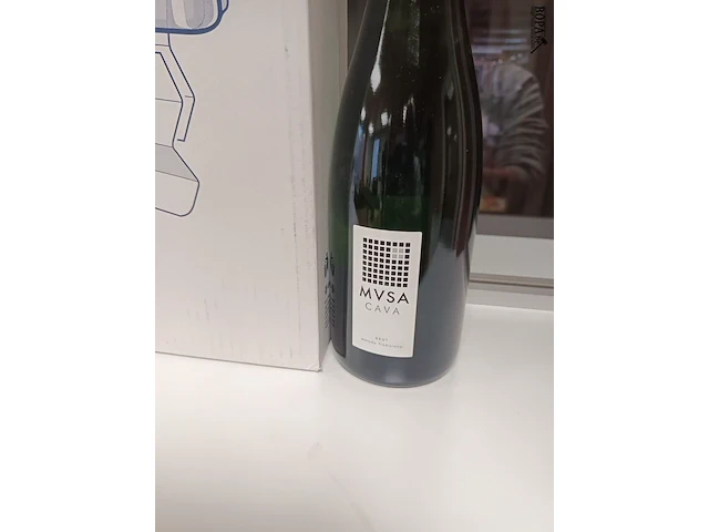 Lot 1 - towel dispenser en fles cava - afbeelding 3 van  3