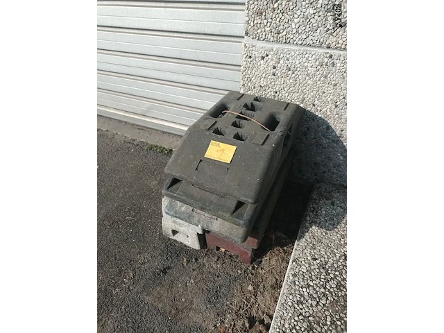 Lot 1 - verkeersborden sokkel. 7 stuks - afbeelding 1 van  4