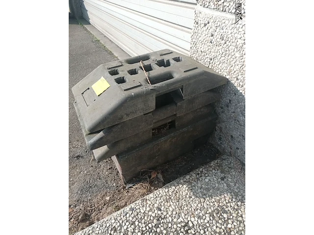 Lot 1 - verkeersborden sokkel. 7 stuks - afbeelding 2 van  4