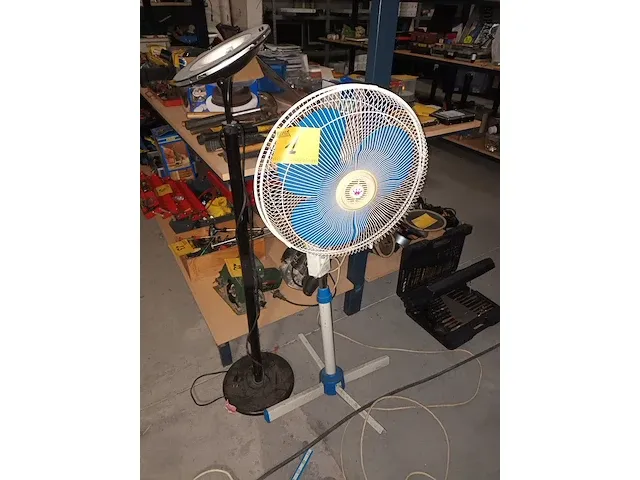 Lot 1 - vloerlamp en ventilator - afbeelding 1 van  3